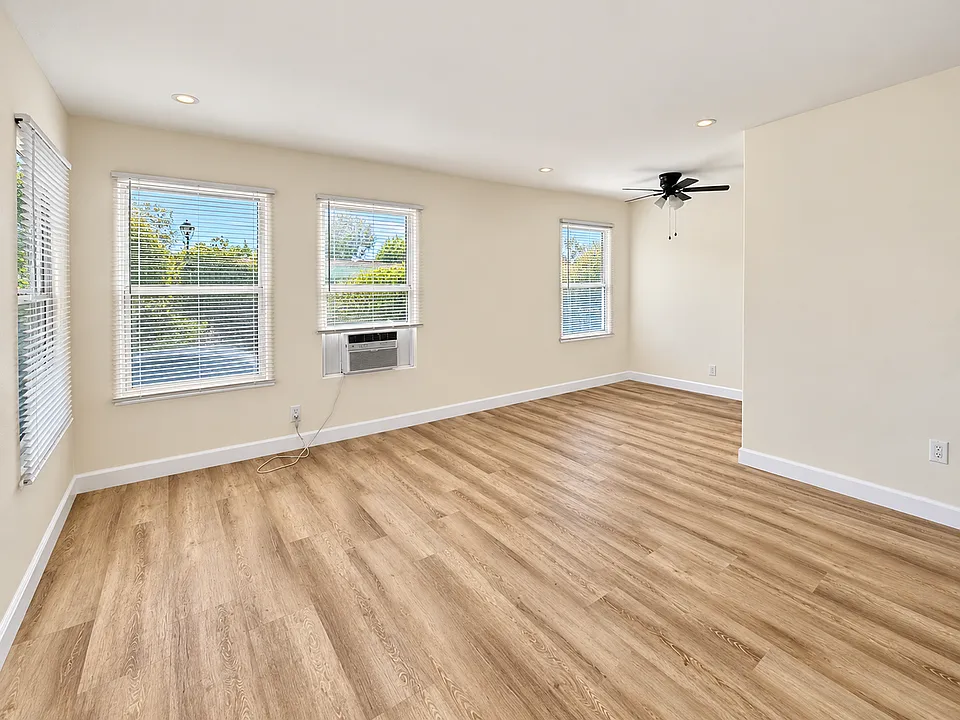 522 Rosemary Ln