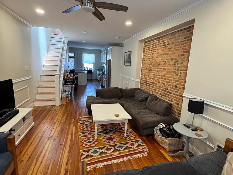 715 S Linwood Ave — Photo 1