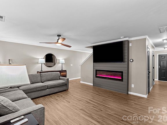 3rd image of 218 Valerie Dr