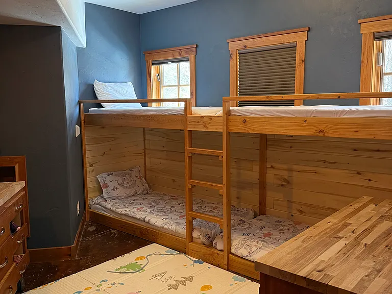 Bunk room (main floor)