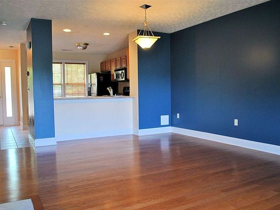 5th image of 415 Oak Tree Blvd