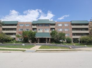 675 Grove Dr APT 102, Elk Grove Village, IL 60007