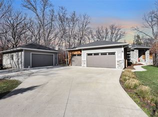 4 Ridgecrest Ln, Dallas Center, IA 50063
