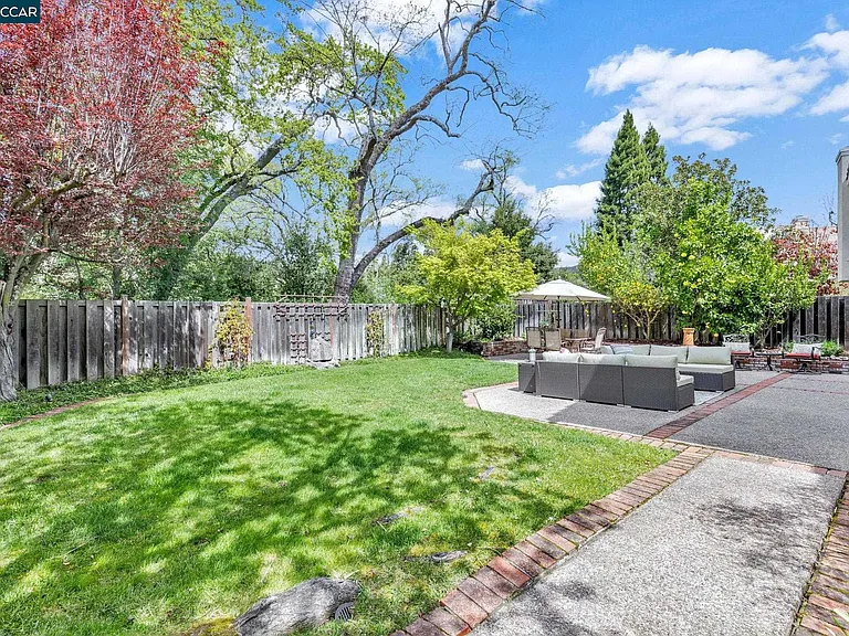 668 Sun Tree Ct — Photo 59