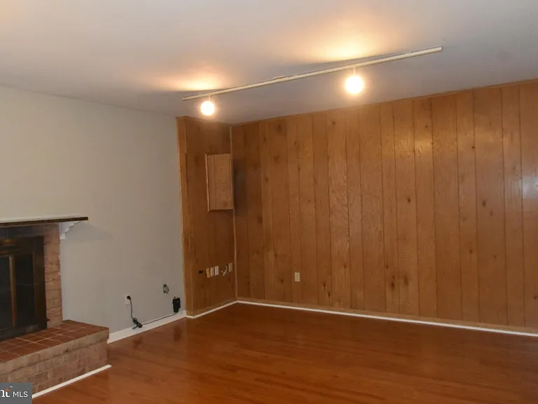 4557 King Edward Ct — Photo 24