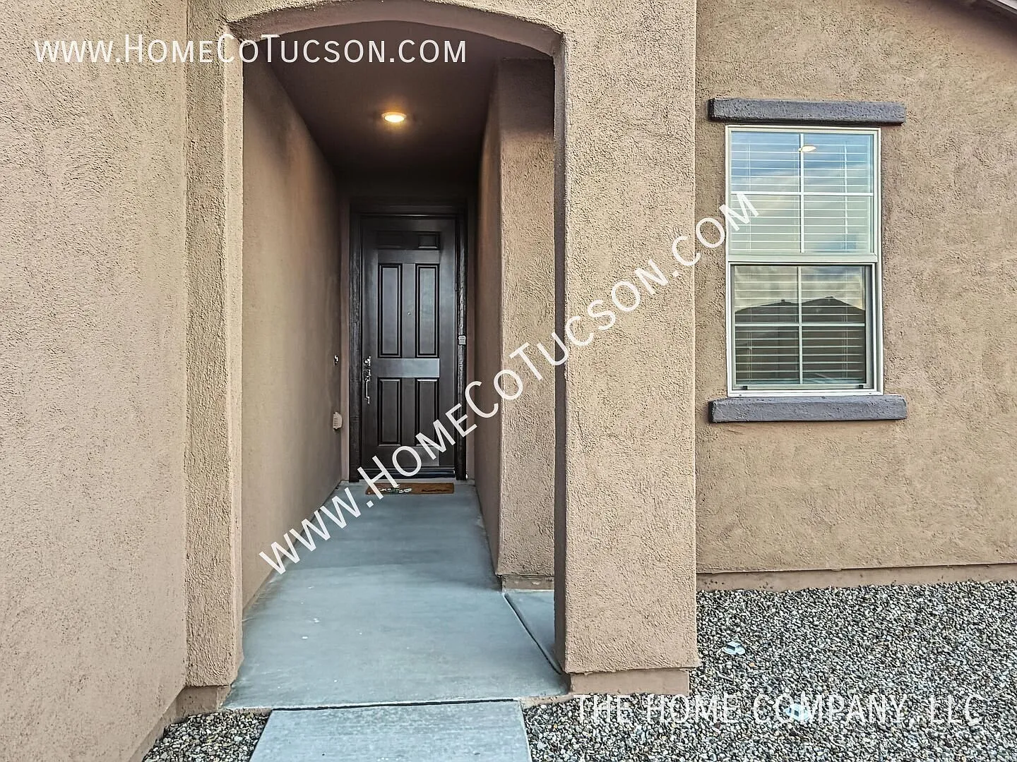 Desert-Modern home with an Easy-Care Backyard| 700 W Calle El Acuario — Photo 2