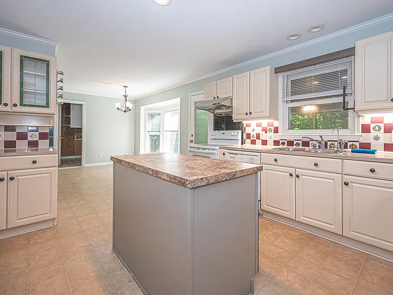 520 Arnold Rd — Photo 8