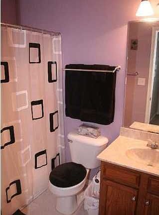 Full bathroom on the 2nd level.