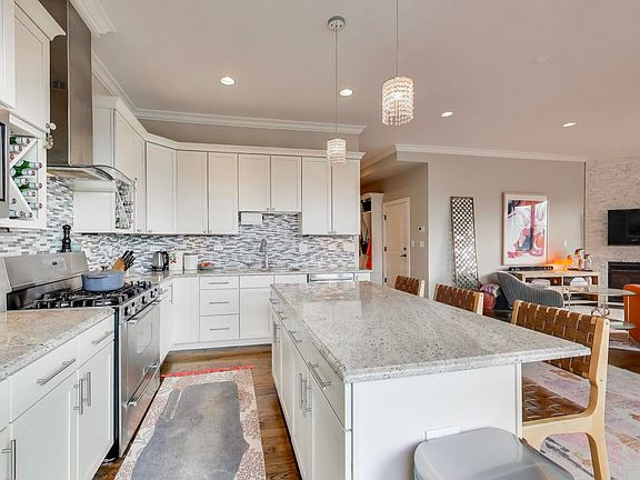 4th image of 2752 W Argyle St #4