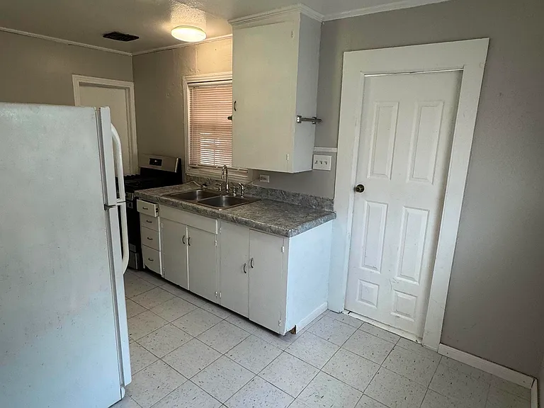 407 E Gilbert St — Photo 4
