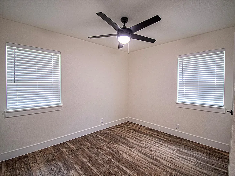 551 E Burks St — Photo 14
