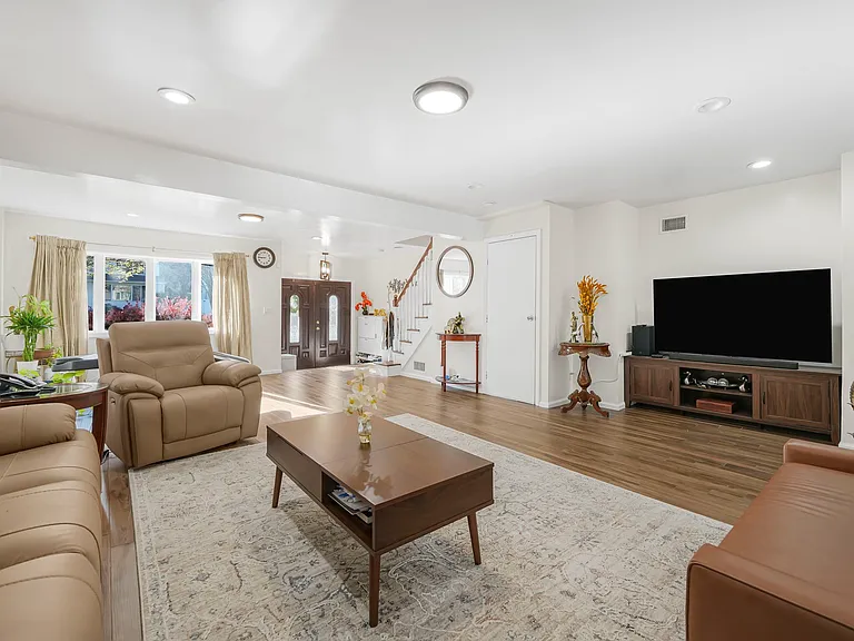 405 Burnet Pl — Photo 2