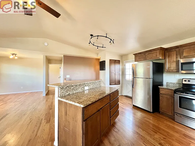 2739 Straus Ln — Photo 3