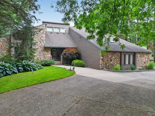 7772 Athlone Dr, Brighton, MI 48116