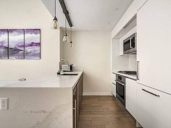 4th image of 505 W 43rd St #2G