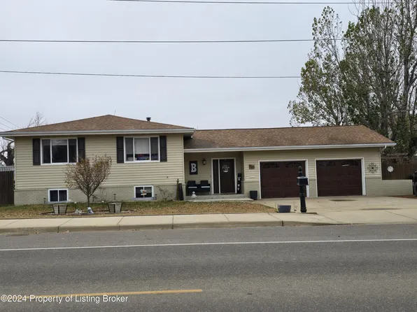 126 8th St SE, Dickinson, ND 58601