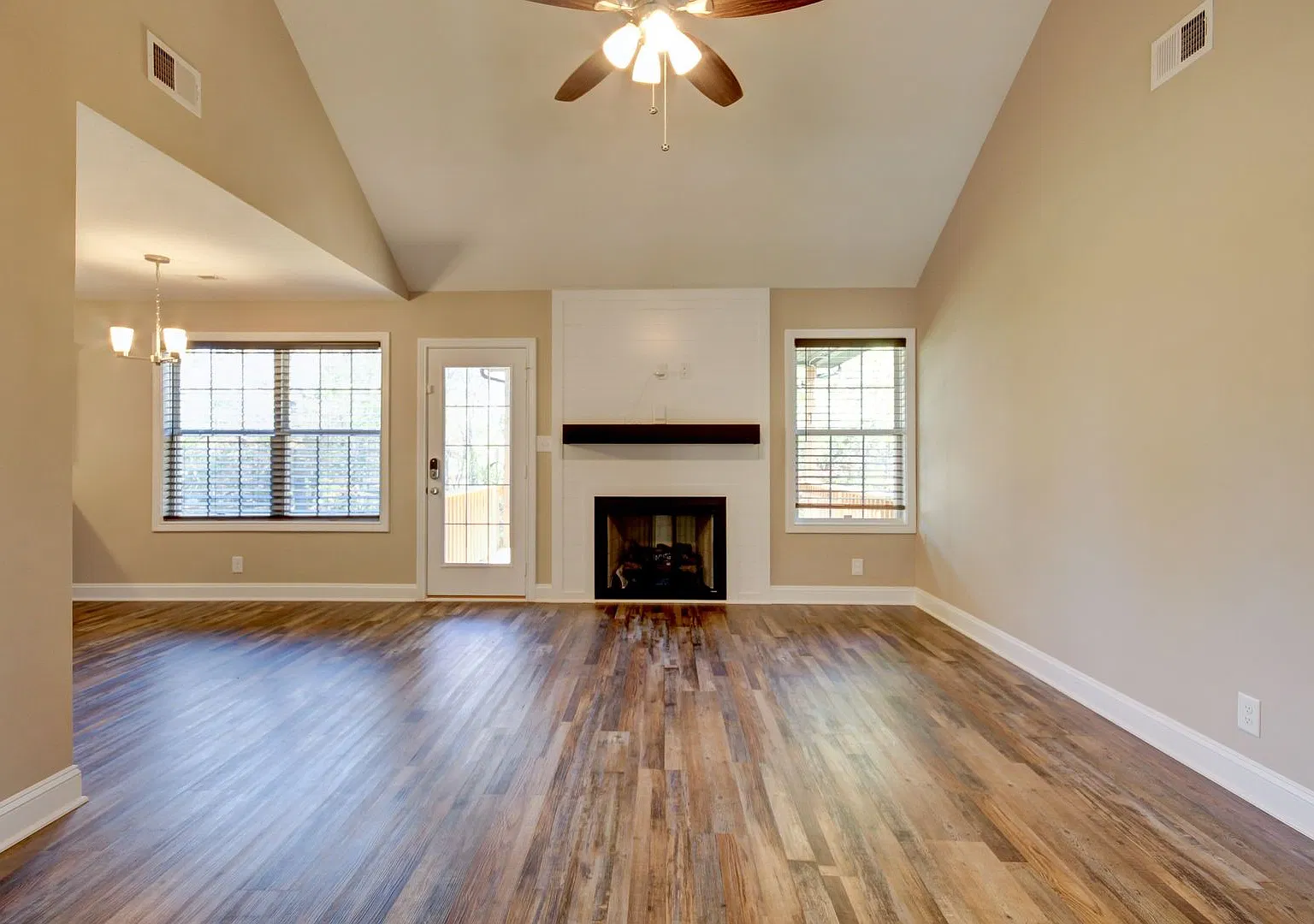 Pet Friendly Four Bedroom with Basement! — Photo 3