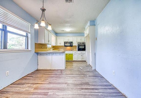5th image of 1528 Northcliff Ave
