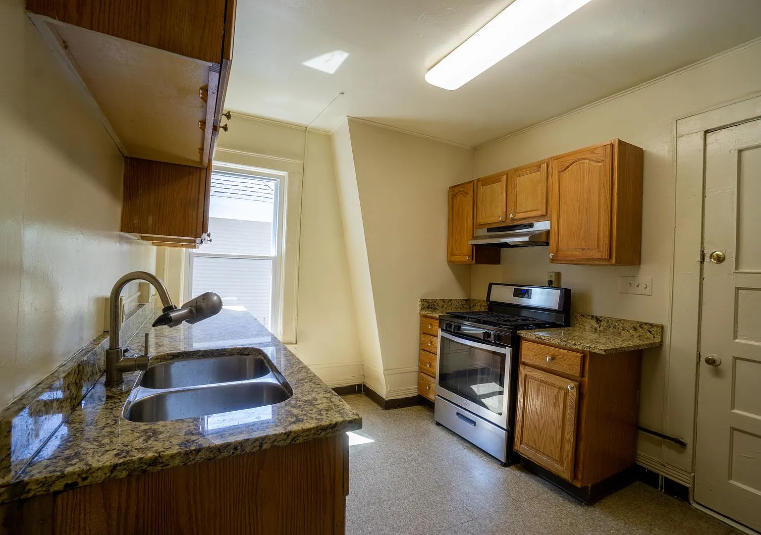 209 Harvard Pl Apt 2 - Available 6/1/27 - 4 Bedroom Duplex Close To Shops, Eateries and Bus Line — Photo 1