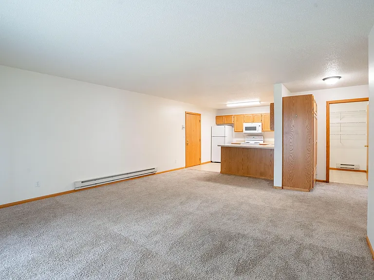 Fargo, ND Crown Court 2 Apartments | 21A | Living