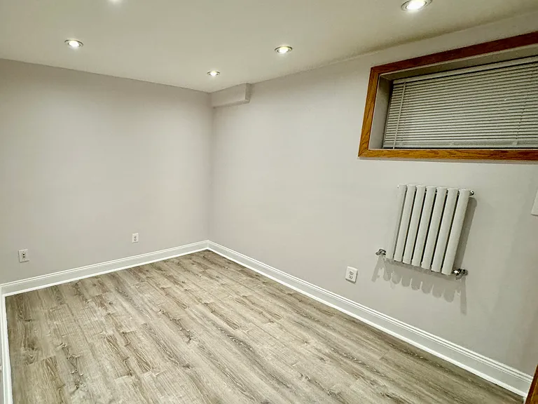 bedroom with no furniture