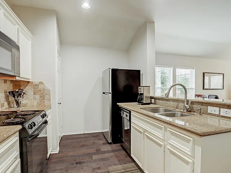 2937 W Dallas St — Photo 4