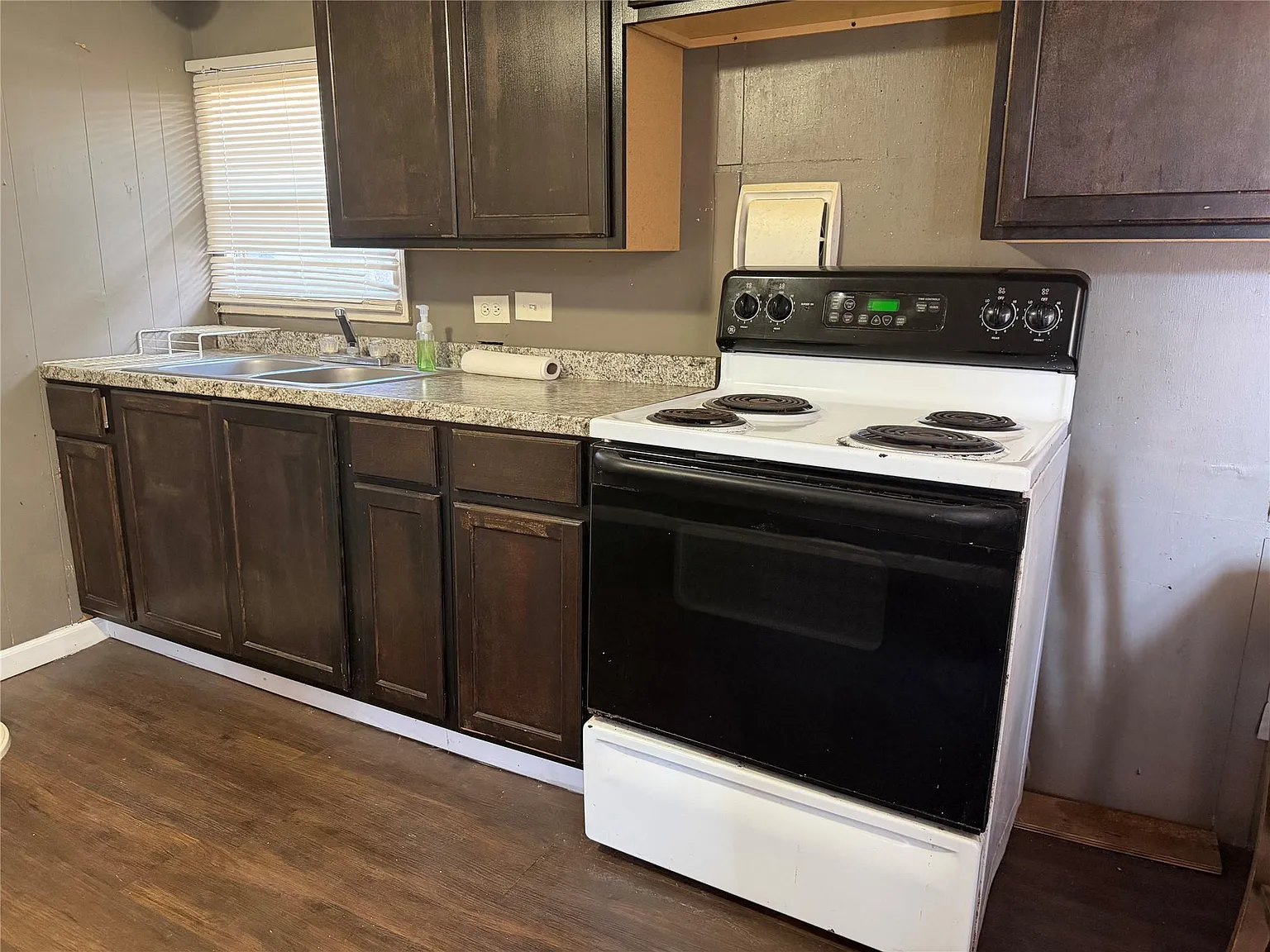 2 bed, 1.0 bath, 798 sqft, $1,100 — Photo 2