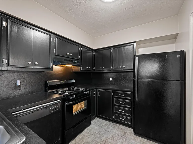 1806 Banks St #1 — Photo 13