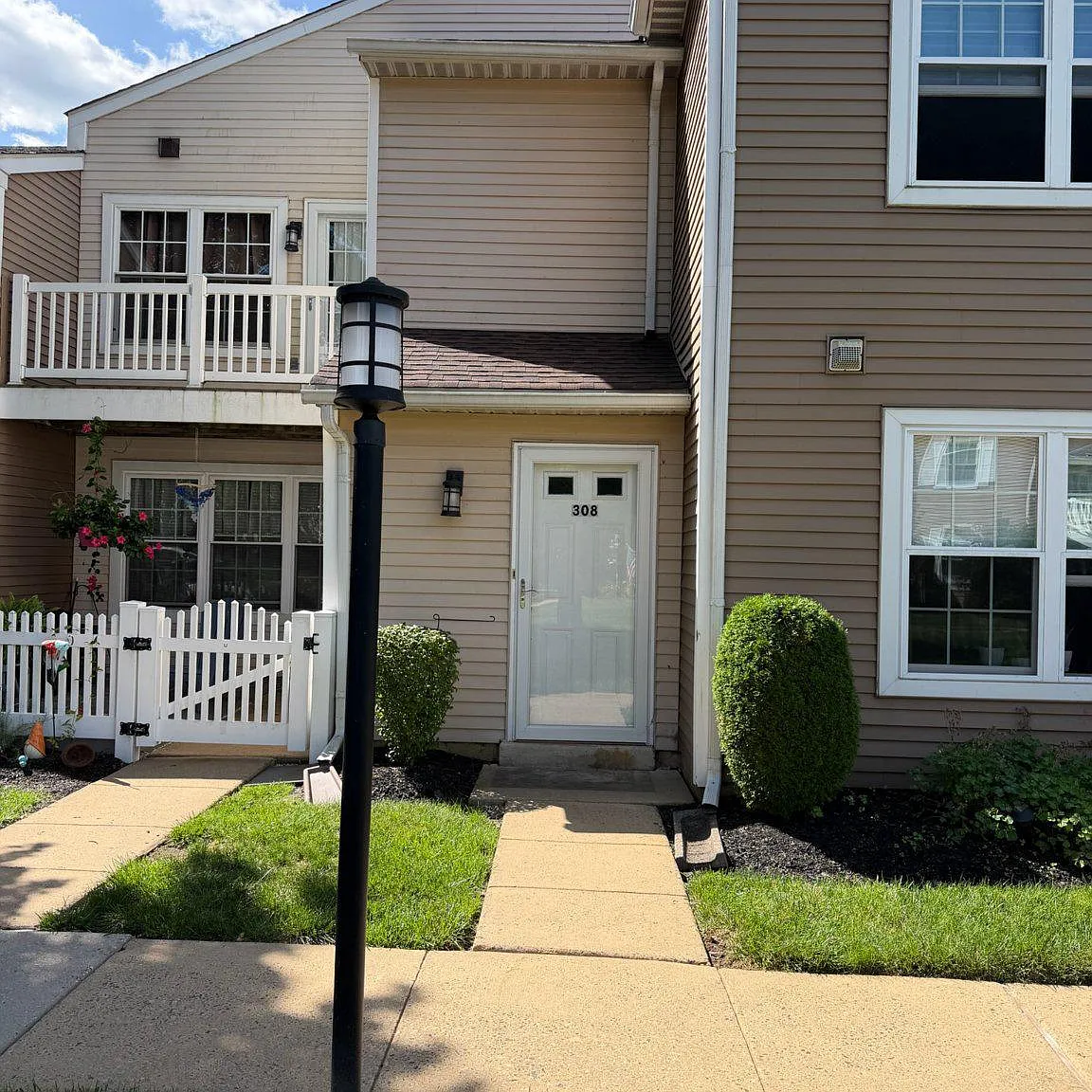 2 bed, 1.0 bath, 950 sqft, $2,250 — Photo 2