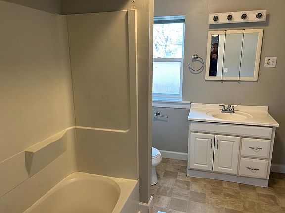 5th image of 409 E Corrington Ave