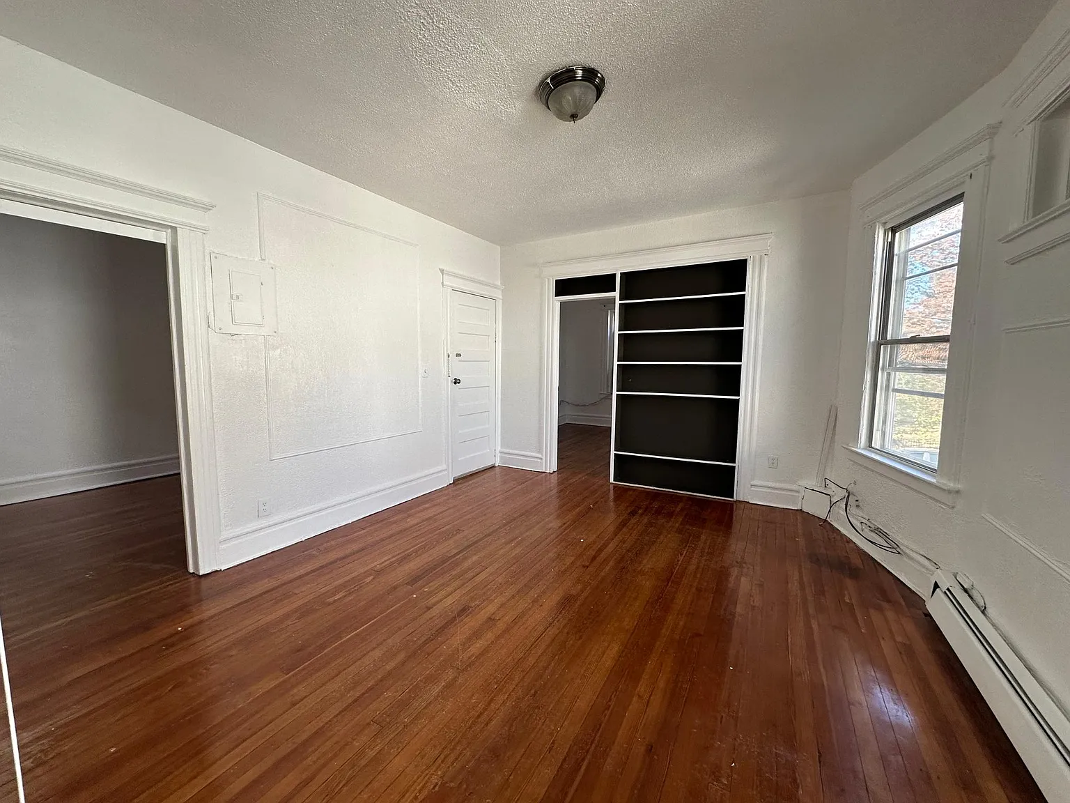 3 bed, 1056 sqft, $2,100 — Photo 2