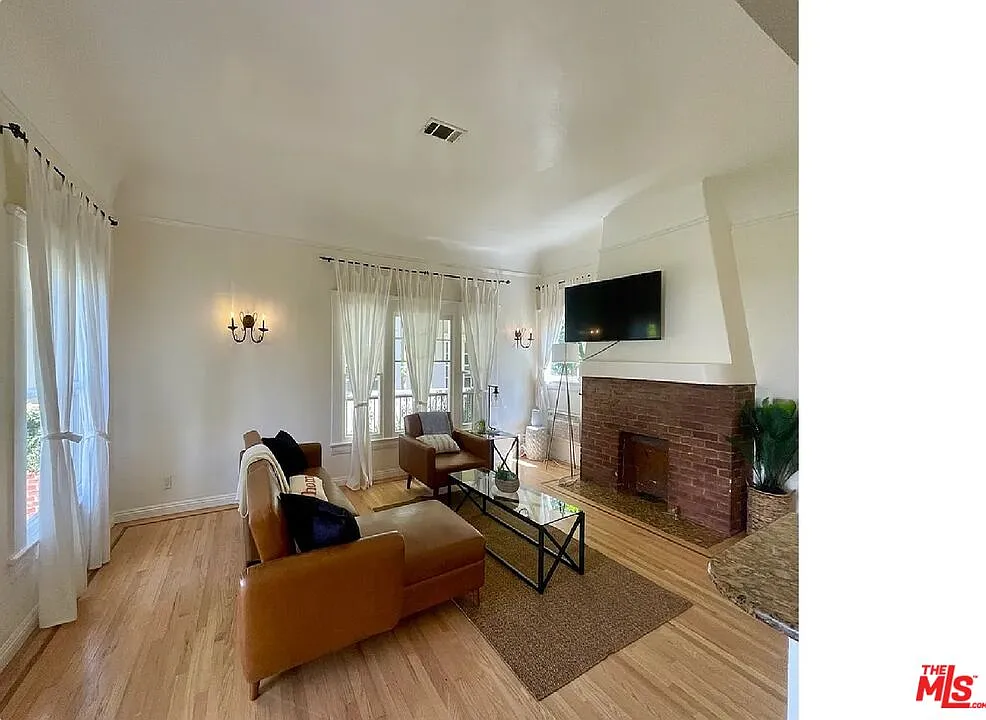 3 bed, 2.0 bath, 2400 sqft, $10,000 — Photo 3