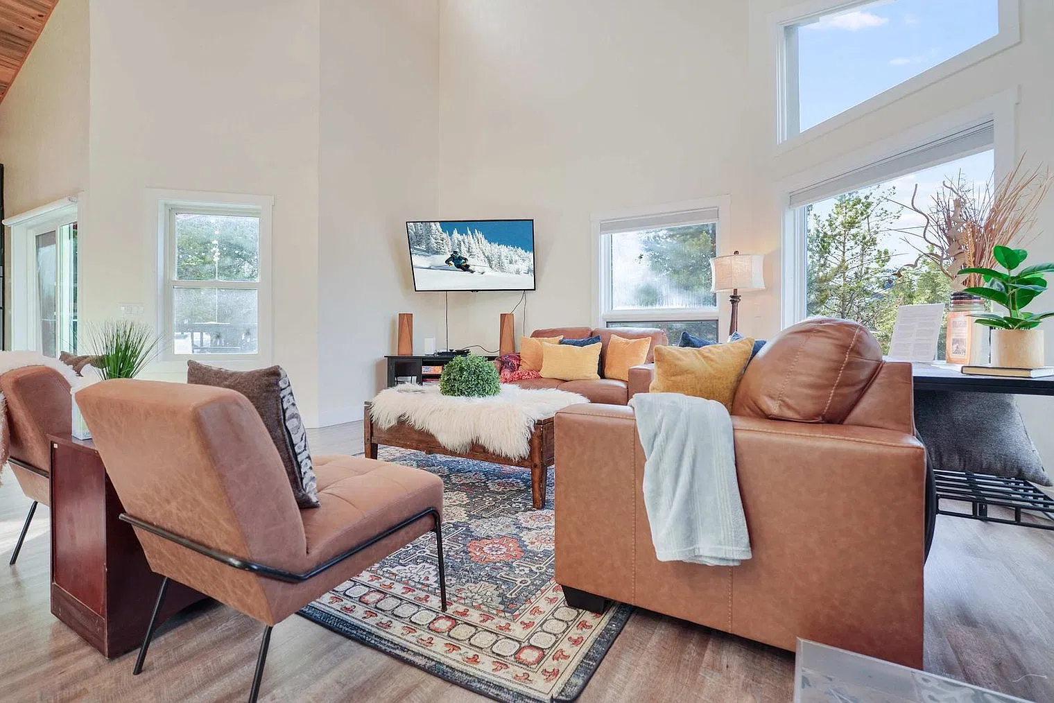 6 bed, 4.0 bath, 4423 sqft, $19,322 — Photo 4