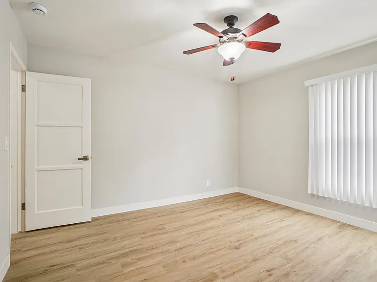 Hollypark Knolls Apartments — Photo 24