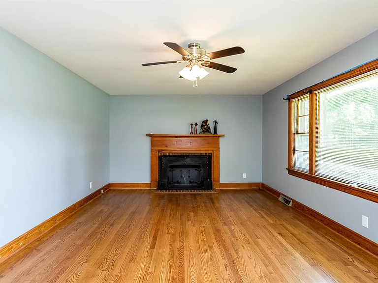 300 Tyson Ave — Photo 4