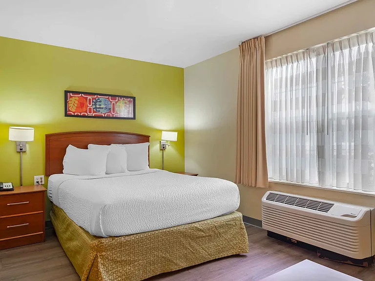 Deluxe Studio - 1 Queen Bed