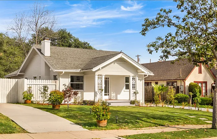 1166 N El Molino Ave — Photo 27