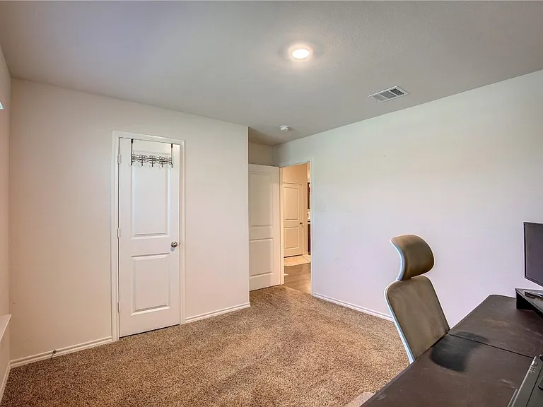 1004 Basswood Ln — Photo 19