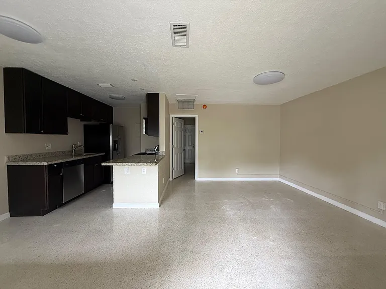 835 NE 18th Ct — Photo 8