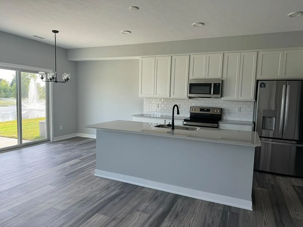 3 bed, 2.5 bath, 1778 sqft, $2,395 — Photo 2