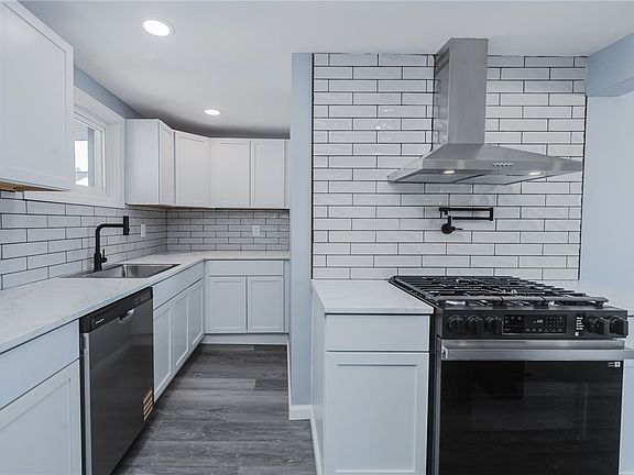 5th image of 165 Church St