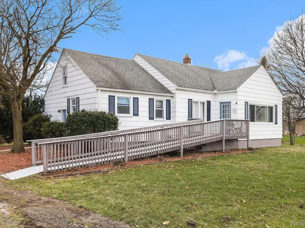 11229 Grand Blanc Rd, Gaines, MI 48436