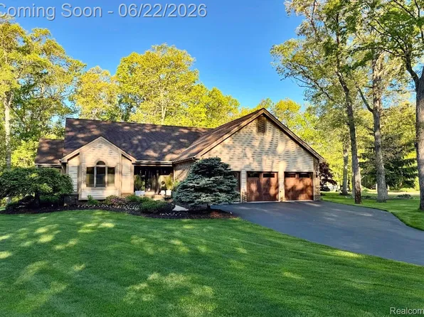 5083 Timber Cove Cir, Clarkston, MI 48346