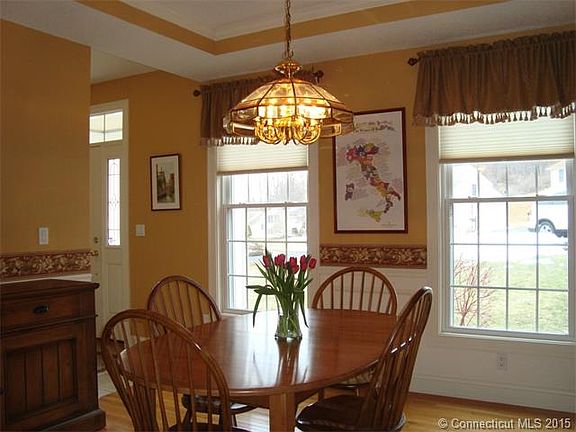 Dining Room With Tray Ceiling