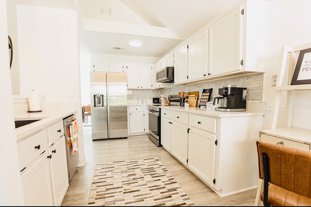 5 bed, 2500 sqft, $3,800 — Photo 3