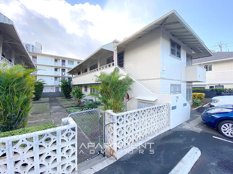 735 & 737 McCully St — Photo 3