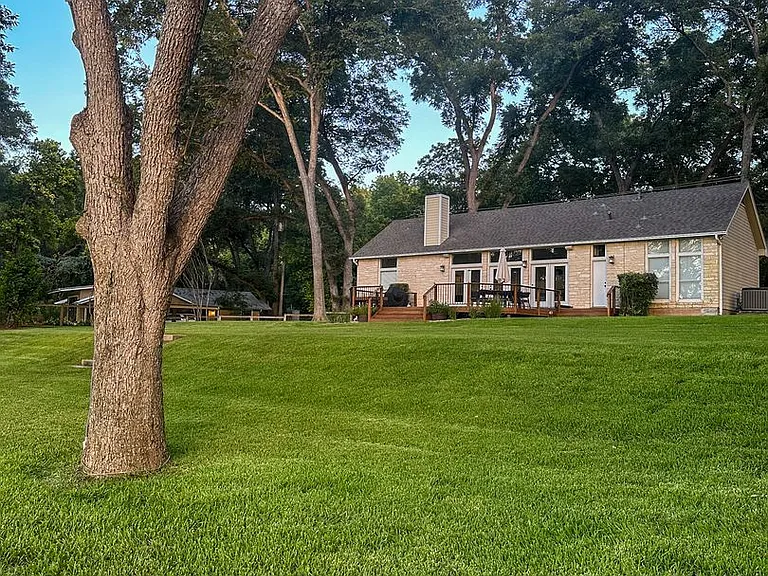 2910 Edgewater Dr — Photo 36
