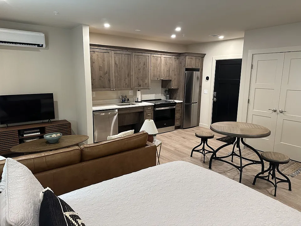 4 Laurel Hill Dr #4