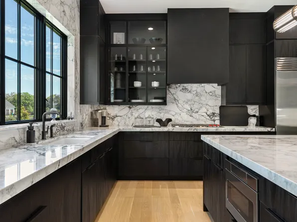 https://photos.zillowstatic.com/fp/142688b3c6c1f5346ab5ff257a4cda29-p_e.webp