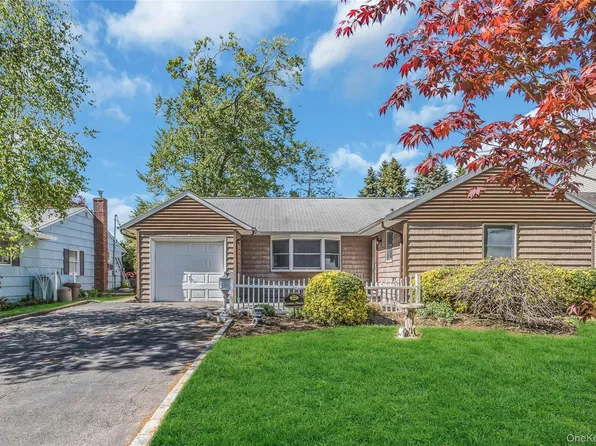 22 Leuce Place, Glen Cove, NY 11542